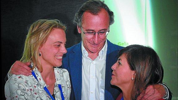 González, nueva presidenta de los populares vizcaínos, saluda a Llanos, en presencia de Alonso.