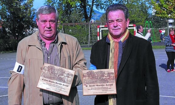 Joxe e Iñaki Martija, en su homenaje en 2009.  