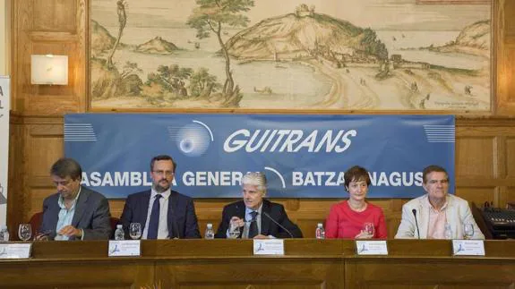 La mesa presidencial en la asamblea general de Guitrans, ayer en Donostia. 