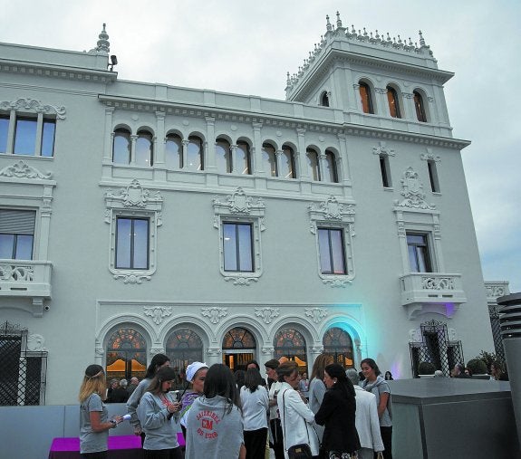 Universitarias del nuevo Colegio Mayor Jaizkibel charlan en el exterior del nuevo edificio.