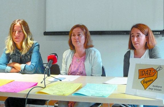 Presentación. Maitane Azkarate por Bedelkar, la edil Izaskun Labaien, y Nerea Mendizabal, de Jardun