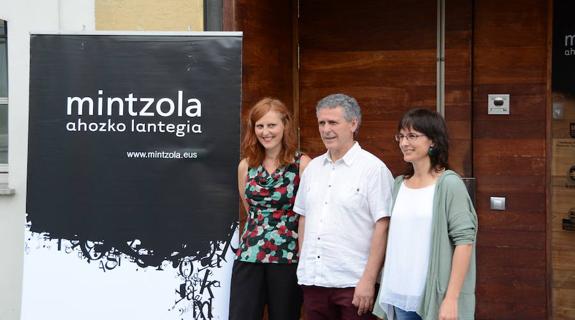 Ezkerretik eskuinera, Eneritz Artetxe, Iñaki Murua eta Nere Erkiaga.