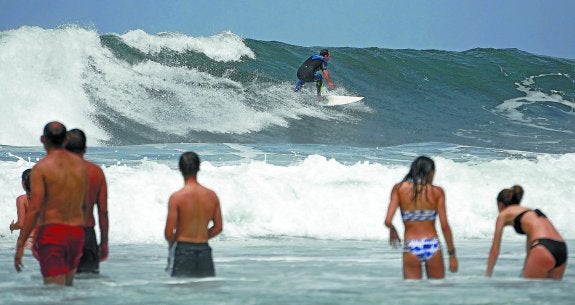 Cuando hay olas orilleras los socorristas cuelgan la bandera amarilla y no está permitido bañarse con hinchables ni que el agua cubra más de la cintura.