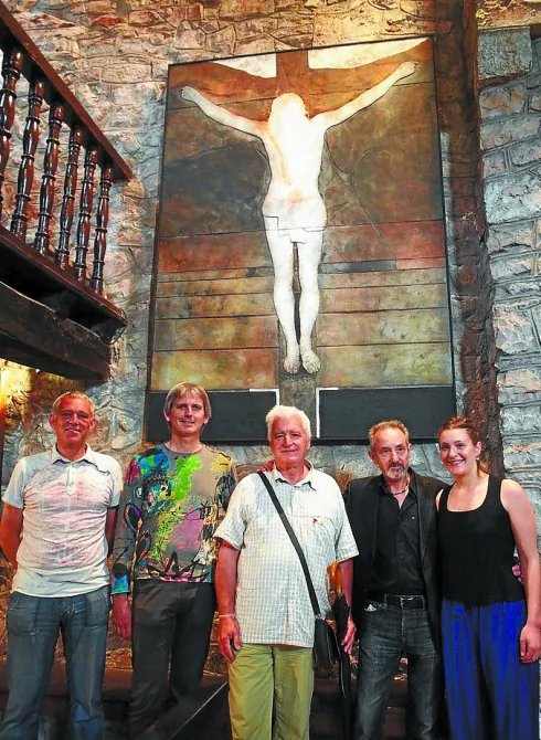 El concejal Jon Iraola, el alcalde Oier Korta, JR Llavori, Alfredo Bikondo y Maria Zubimendi, frente a la obra.