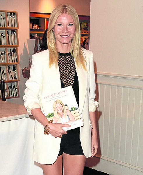 Con su libro de recetas. 