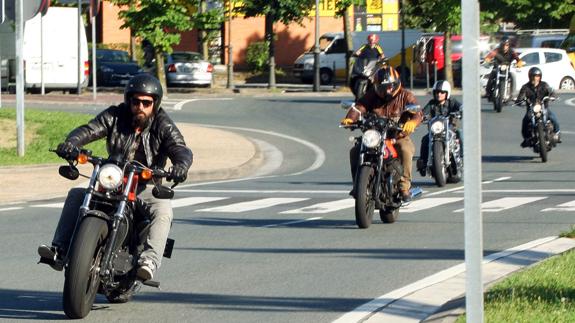 Motoristas participantes en la concentración de Biarritz se dejan ver este fin de semana por las carreteras de Gipuzkoa.