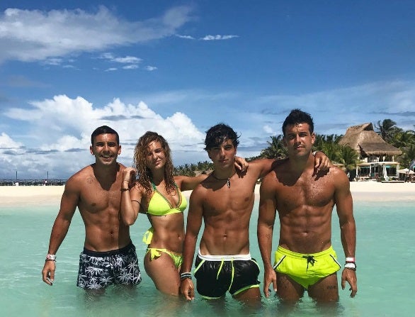 Mario Casas y sus hermanos revolucionan la red con esta foto