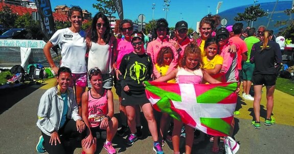El equipo. Las diez atletas que participaron como un mismo club, Ogi Berri Azkuene Triatloi Taldea, y sus más fieles seguidoras, en Cantabria.