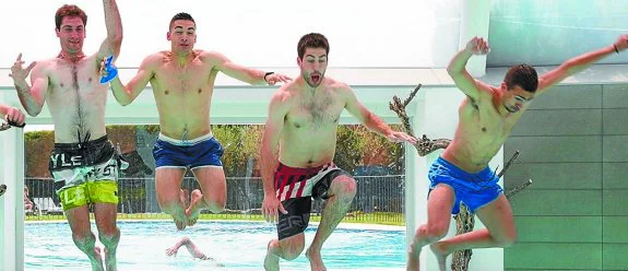 Etchegoin, Víctor, Larunbe y Agirre saltan a la piscina del hotel de concentración de Laguardia. 