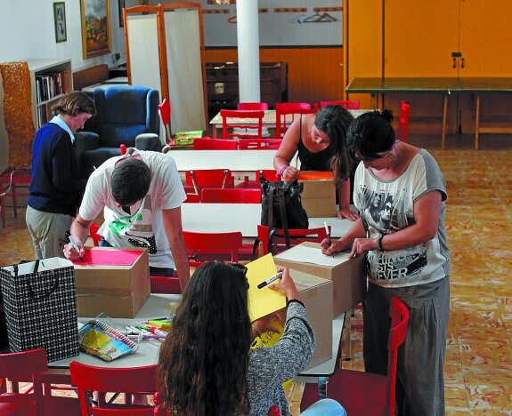 Zurekin Bat, espacio de ocio para las personas sin hogar de Cáritas, con voluntarios. 