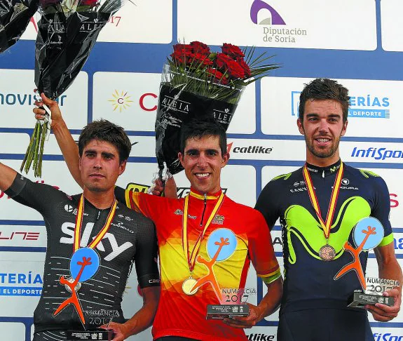 Mikel Landa, el ganador Jonathan Castroviejo y Jesús Herrada, ayer en el podio en Soria. 