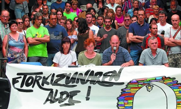 La plataforma Etorkizunaren Alde, liderada por los padres de los detenidos en Pamplona, ayer tarde en Errenteria. 