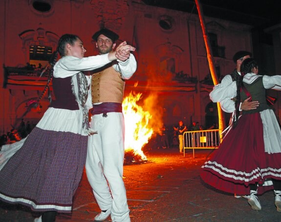 Una gran afluencia de espectadores se reunió en la plaza para presenciar el final de la Errementari Dantza y el prendido de la hoguera de San Juan a las 11.00 horas.