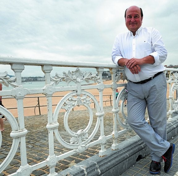 Andoni Ortuzar posa en la barandilla de la playa donostiarra de Ondarreta.