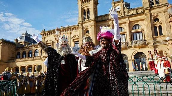 Organizado un concurso para renovar la ropa de los Reyes Magos