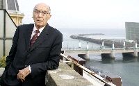 Saramago posa en la terraza de una habitación del Cristina. [J.M. LÓPEZ]