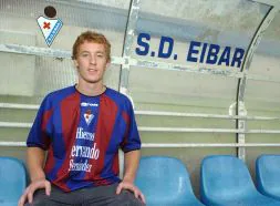 David Zurutuza sentado ayer en el banquillo del Eibar, su nuevo equipo. [MORQUECHO]
