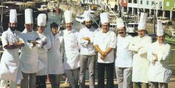 Esta fotografía histórica, realizada a finales de la década de los 70 en el puerto de San Sebastián, reúne a diez de los catorce miembros fundadores de la nueva cocina.