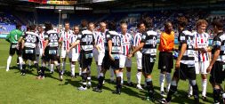 Los jugadores guipuzcoanos y el Willem II intercambian saludos antes del partido. La Real ha hecho algo más que jugar al fútbol en Holanda. [XOSE LOUZAO]