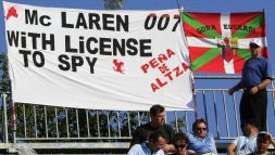 'McLaren 007, con licencia para espiar'. Ése era el lema de la pancarta que una peña del barrio donostiarra de Altza colgó en el circuito de Monza. [AFP]
