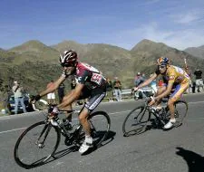 Sastre y Menchov, en la subida a Ordino durante la etapa de ayer, que terminaría ganando el corredor del Rabobank. [DANI CARDONA / REUTERS]