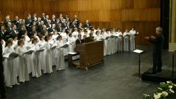 El Orfeón Donostiarra durante una reciente actuación, bajo la dirección de Sainz Alfaro, en el Teatro Victoria Eugenia. [LUSA]