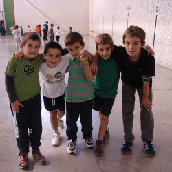 El frontón del polideportivo acogió a los pelotaris. Y en Unbe, los atletas probaron con lanzamientos y otras pruebas. [FÉLIX MORUQECHO]