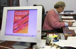 Pedro Miguel Etxenike, en su despacho del DIPC, junto a una pantalla en la que se observa la portada del número que hoy publica Nature. [USOZ]