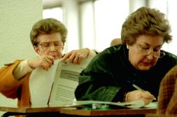 Una mujer rellena la matrícula en la Universidad a distancia.  [DV]