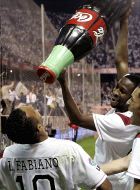 Luis Fabiano celebra de forma original su gol con Keita y Adriano. [EFE]