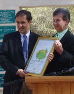 José María Múgica, a la izquierda, con el certificado. [EFE]