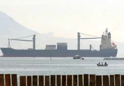 El buque, ayer en la bahía de Algeciras. [A. CARRASCO/EFE]