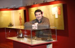 El alcalde de Ordizia, José Miguel Santamaría, en la exposición del Palacio Barrena dedicada a Andrés de Urdaneta. [MARÍN]