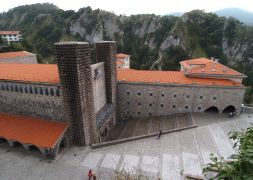 Arantzazu, el santuario mariano más visitado de Euskadi, se gestionará entre los franciscanos, la Diputación y el Ayuntamiento de Oñati. [MORQUECHO]