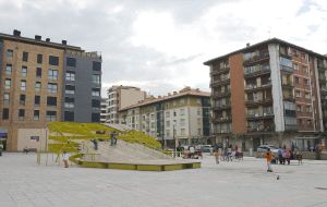 Vista de la escultura 'Beste', ubicada en la plaza Zumea, en la zona del Ensanche. [UNANUE]