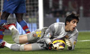 Oier Olazabal bloca el balón en el suelo. El irunés debutó con el Barcelona a sus 18 años. [EFE]