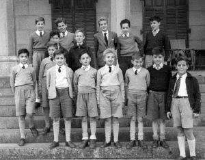 El futuro rey y sus compañeros, en las escaleras del palacio donostiarra.