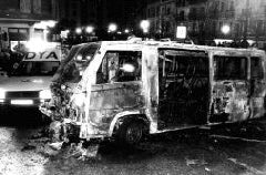 La furgoneta atacada por los radicales en Errenteria en 1995. [EFE]