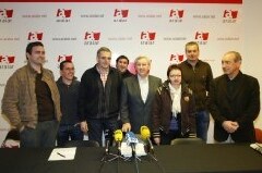 Jon Abril, Dani Maeztu, Iñaki Irazabalbeitia, Aser Lertxundi, Patxi Zabaleta, Azucena Serrano, Josetxo Urresti e Iñaki Aldekoa, en la presentación ayer en Donostia. [LUSA]