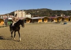 Un jinete practica en la nueva pista de fibra. Al fondo algunas de las nuevas naves para los boxes. [USOZ]