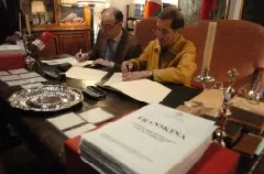En la mesa en la que firmaron el convenio Andrés Urrutia y José Luis Elkoro, el grueso catálogo y las obras de Leizarraga y Axular. [MORQUECHO]