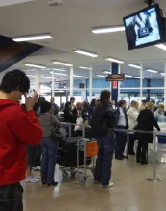 Pasajeros esperan el vuelo en Hondarribia. [MIKEL FRAILE]