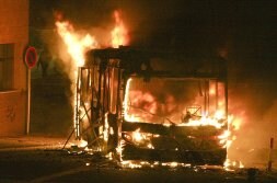 El autobús ardió por completo tras el lanzamiento de los cócteles molotov anoche en Hernani. [MICHELENA]