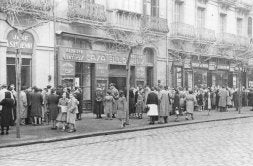 Aglomeración de personas junto a la la zapatería de la calle Urbieta Casa Tello.