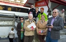 Isabel López Aulestia, Arantza González y Antton Karrera, ayer en el apeadero de Renfe en la Herrera. [USOZ]