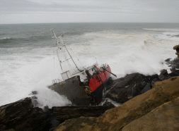 El temporal de mar de ayer movía el carguero, partido en tres, en las rocas de Jaizkibel. [DE LA HERA]