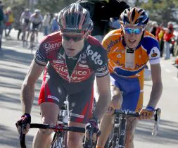 Cadel Evans, que ganó la etapa, y Robert Gesink, en plena subida al monte Serin. [REUTERS]