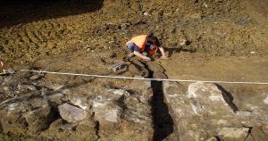 Una de las arqueólogas de Arkeolan trabajando esta semana en el solar de Barrenechea en la zona del muro descubierto. [AGUADO]