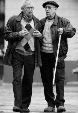 Tueros (izquierda) y Morín charlan animadamente en una plaza de Bilbao. /L.A. Gómez