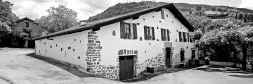 El Arantzabi, en Amasa, ha funcionado durante un siglo como destino de la gastronomía más exigente. /FOTOS: LOBO ALTUNA